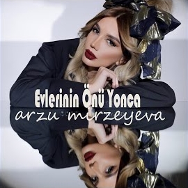 Arzu Mirzeyeva Evlerinin Önü Yonca