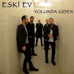 Eski Ev Yolunda Giden